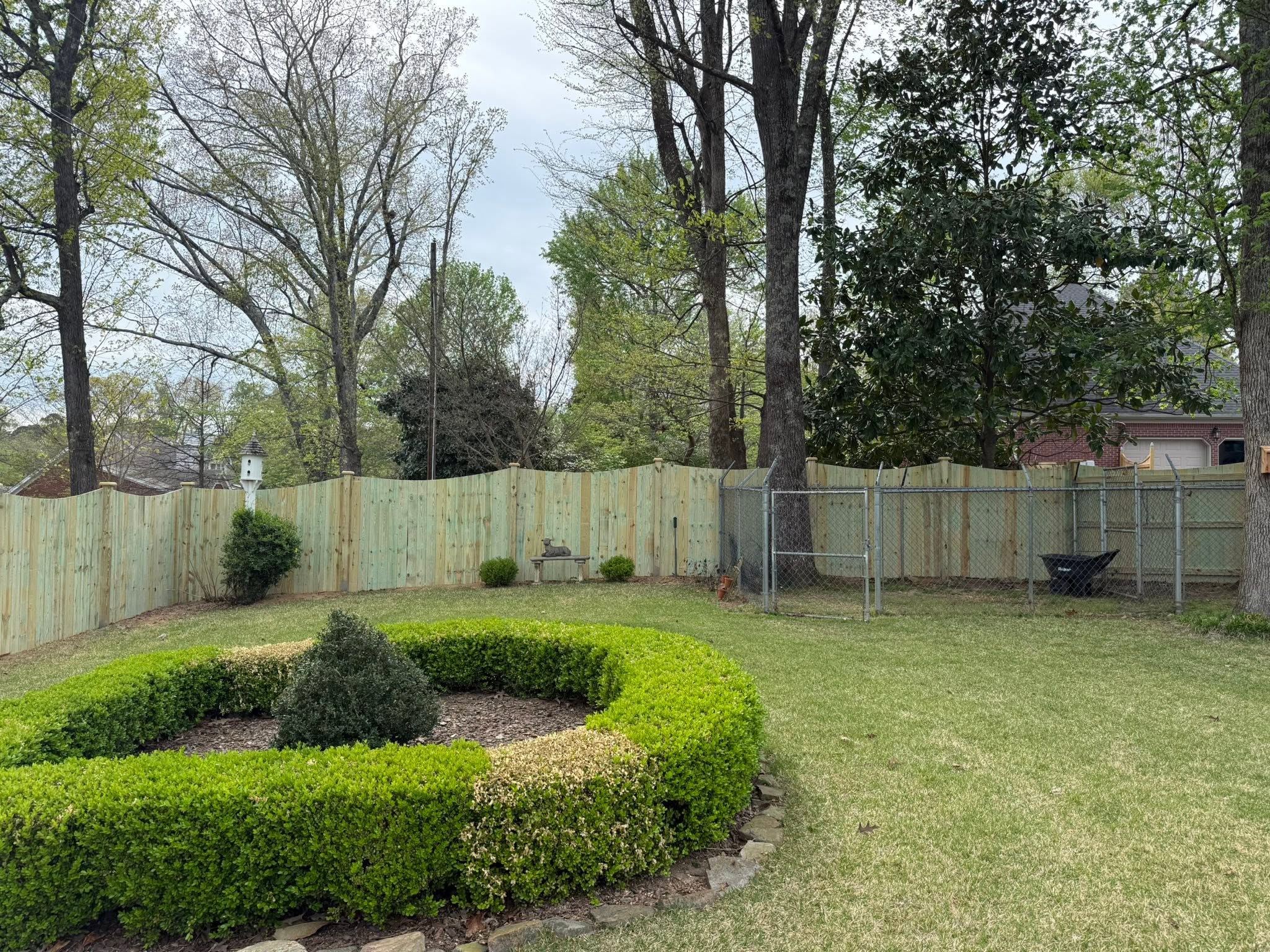 Scalloped-top wood privacy fence and chain-link dog run in Northern Alabama Scalloped-top wood privacy fence and chain-link dog run in Northern Alabama
